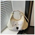 Bolso tote crema en forma de media luna con bordado de perro de peluche y acabado liso - Blanco Roto