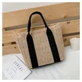 Beige gewebte Strohschultertasche mit schwarzen Akzenten und lässigem Sommerstil - Schwarz