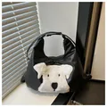 Bolso hobo negro con parche de perro blanco peludo y elegante acabado de nailon suave - Negro