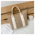 Große geflochtene Strandtasche mit beigen Segeltuchgurten im lässigen Sommerstil - Weiß