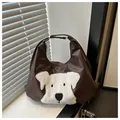 Bolso de hombro media luna marrón con parche de perro de peluche y correa larga - Marrón