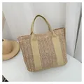 Beigefarbene Stroh-Tragetasche mit V-Muster und robusten khakifarbenen Segeltuchträgern - Khaki