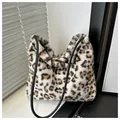 Bolso tote de peluche con estampado de leopardo y asas negras para el invierno frío - Blanco