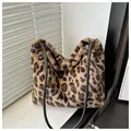 Bolso tote de piel sintética con estampado de leopardo marrón, textura suave y asas negras - Marrón