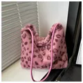 Bolso tote de felpa rosa con estampado de leopardo y textura suave de piel sintética - Rosa