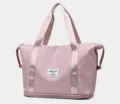 Rosafarbene Reisetasche Detail mit Reißverschlussfach unten und Logo-Label für Yoga - Rosa