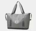 Détail du sac de voyage gris avec poignées robustes et compartiment inférieur séparé - Gris clair
