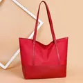 Grande borsa tote rossa in tessuto Oxford con elegante design patchwork e doppie tracolle - Rosso