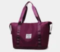 Détail du sac de voyage bordeaux avec texture imperméable et compartiment à chaussures - Bordeaux