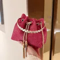 Mini borsa a secchiello rosa con strass, catena dorata e nappe eleganti - Rosso rosa