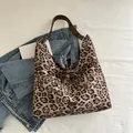 Borsa tote leopardata in pelle scamosciata con cinturini in pelle marrone e fiocco - Cachi