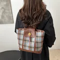 Borsa tote vintage in tweed a quadri blu e marroni con patta in pelle e fibbia con N - Quadri Blu