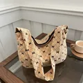 Beigefarbene Cord-Einkaufstasche mit schwarzen Schleifenprints und Rautensteppung - Khaki