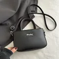 Borsa a tracolla minimalista in pelle nera con dettagli in metallo argento - Nero