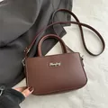 Borsa a tracolla quadrata minimalista in pelle testa di moro con doppi manici - Marrone