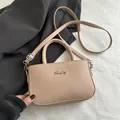 Elegante borsa a tracolla in pelle PU beige con logo argento e tracolla regolabile - Cachi
