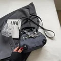 Mini sac bandoulière en denim gris avec bordure en cuir noir et chaîne argentée - Noir