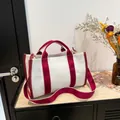 Borsa tote in tela bianca con manici in nastro rosso scuro e tracolla larga abbinata - Rosso