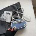 Sac bandoulière en denim bleu avec garniture en cuir blanc et chaîne argentée - Bleu