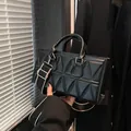 Schicke schwarze rechteckige Handtasche mit Steppmuster und breitem Schultergurt - Schwarz