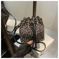 Secchiello leopardato con coulisse in pelle nera e dettagli in metallo dorato - caffè