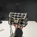 Elegante zwart-witte tweed crossbodytas met gouden ketting en metalen draaisluiting - Zwart