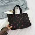 Schwarze Cord-Einkaufstasche mit Erdbeermuster und weichem Griff im minimalistischen Stil - Schwarz