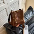 Borsa a secchiello vintage marrone scuro in pelle lucida con tracolla geometrica - Marrone