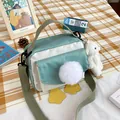 Borsa a tracolla cartoon anatra in nylon verde menta e bianco con ciondolo a forma di orso - Verde