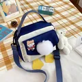 Borsa a tracolla in nylon blu e bianco con piedi d'anatra e pompon di peluche - Blu