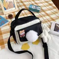 Borsa a tracolla in nylon cartone animato papera bianco e nero con ciondolo a forma di orso - Nero