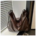Bolso tote marrón café de cuero PU suave con elegantes cremalleras plateadas - Marrón