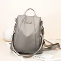 Mochila antirrobo de nailon gris minimalista con adornos metálicos y diseño en V - Caqui