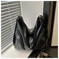 Bolso tote de cuero negro brillante con correas anchas y detalles de cremallera - Negro