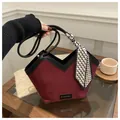 Sac cabas bordeaux en daim avec poignées noires et détail de foulard en soie chic - Rouge