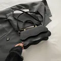 Elegante borsa a tracolla nera con patta a onde e design con paillettes - Nero