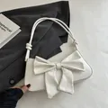 Borsa a spalla bianca in ecopelle con grande fiocco e tracolla sottile elegante - Bianco