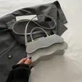Borsa a tracolla avanguardista grigio chiaro con strass argento brillanti e design a onde - Argento
