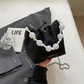 Sac seau noir chic avec poignée en grandes perles de marbre blanc et chaîne argentée - Noir