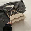 Borsa a tracolla beige chic con bordi ondulati e trama intrecciata su blazer - Cachi