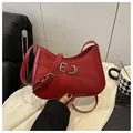 Borsa a spalla minimalista in pelle rossa a mezzaluna con fibbia argentata e cintura - Rosso