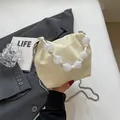 Sac seau élégant blanc crème avec poignée perlée unique et bandoulière en chaîne argentée chic - Blanc Cassé