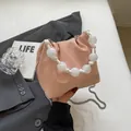 Sac seau plissé rose avec poignée en perles de marbre et bandoulière en chaîne - Rose