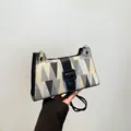 Geometrische Patchwork-Umhängetasche in Grau und Beige mit schwarzem Riemen - Schwarz