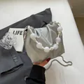 Sac seau plissé gris argenté avec anse en perles et bandoulière en métal - Argent