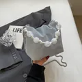 Bolso cubo azul claro de ante con asa de cuentas de mármol y correa de cadena - Azul
