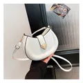 Sac selle blanc en demi-lune avec boucle cœur dorée et bandoulière en cuir - Blanc