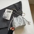 Modische silberne Eimertasche mit Kettenriemen und Kordelzug im 2024 Design-Stil - Silber