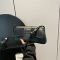 Sac baguette noir minimaliste avec rabat texture crocodile et grande boucle métal - Noir