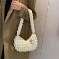 Borsa a spalla nuvola bianco crema con badge a cartone indossata da modella - Distintivo Portafortuna / Bianco